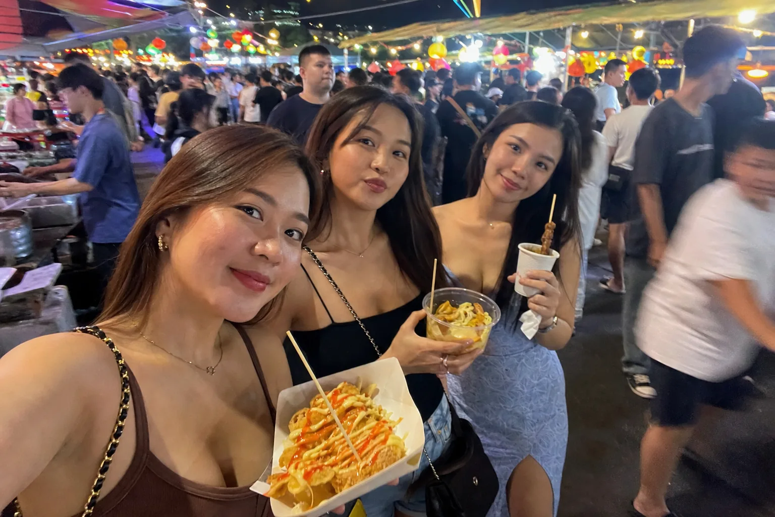 다낭 야시장 음식 부스 앞의 야간 여행 스냅