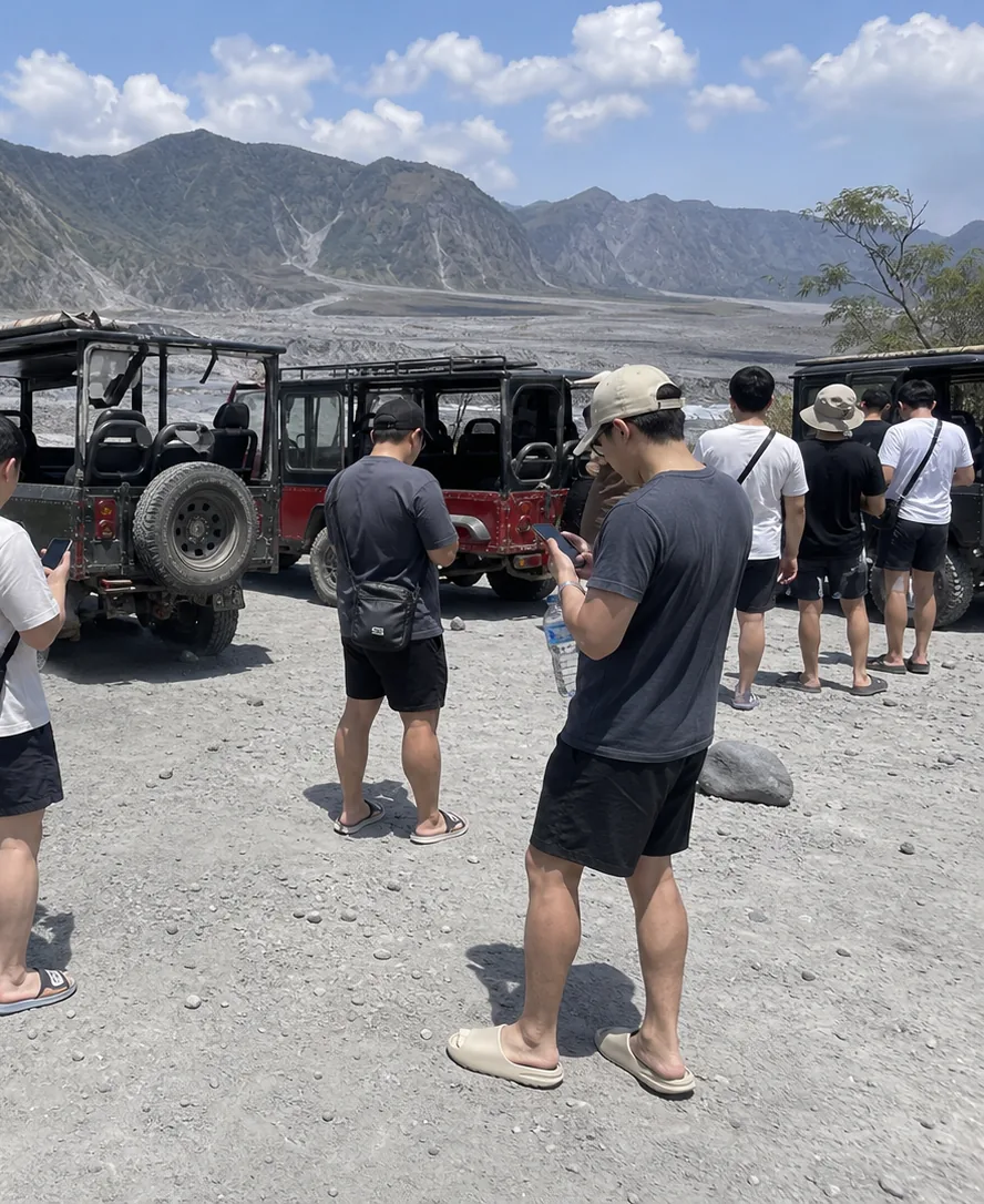 Pinatubo 4x4 jeep lineup on lahar valley road